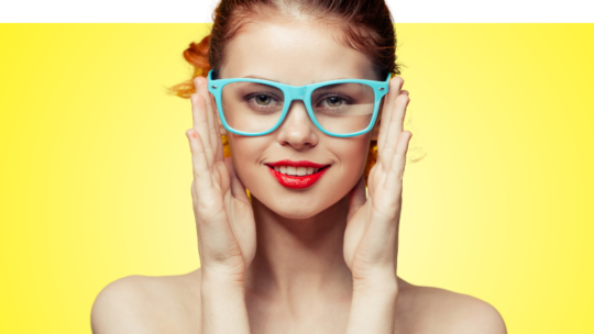 Od festiwalowej sceny po miejski szyk: Dlaczego polski producent okularów to Twój najlepszy sojusznik w tym sezonie?